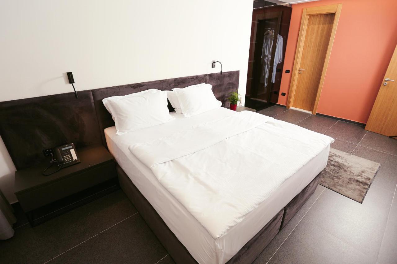 Hotel 12 Gjakova Dış mekan fotoğraf